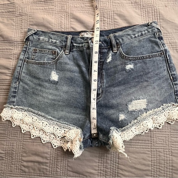 Free People Lace Trim Distressed Denim Blue Jean Shorts Women’s Size 29 - Picture 5 of 7